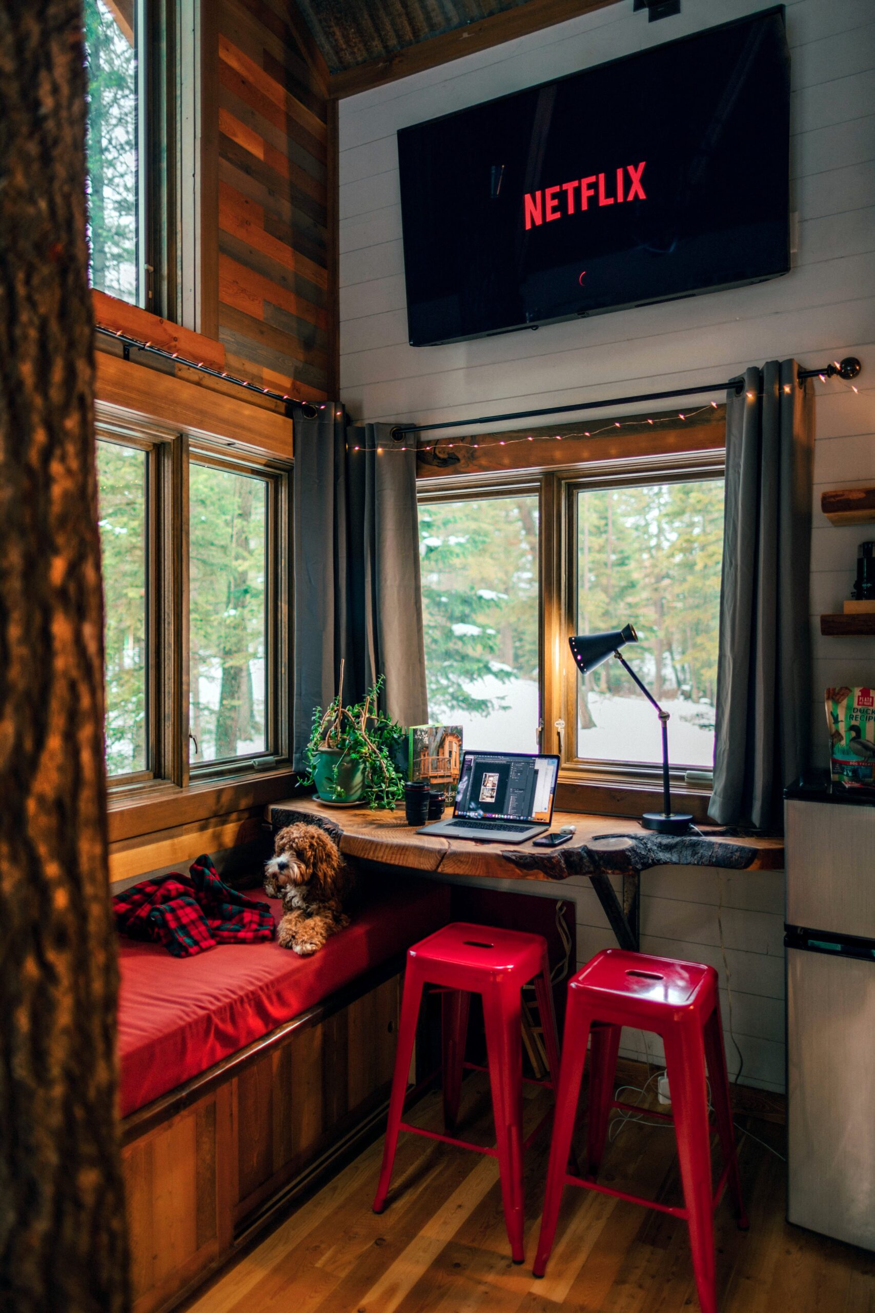 Cozy vacation rental cabin with Netflix on TV, inviting atmosphere.